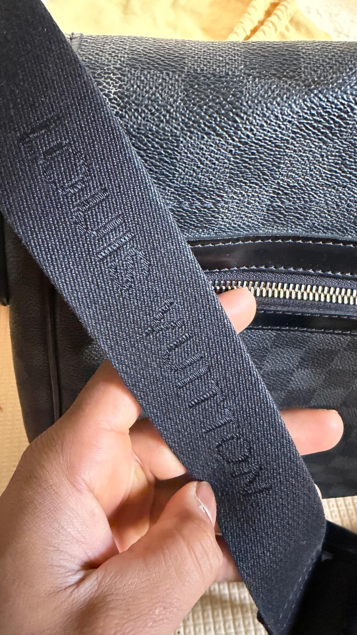 Louis Vuitton Damier Graphite Messenger Bag thumbnail 4